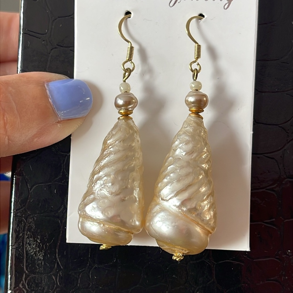 🐸Teardrop-Shaped Pearly Dangle Earrings on new fish hook 3”